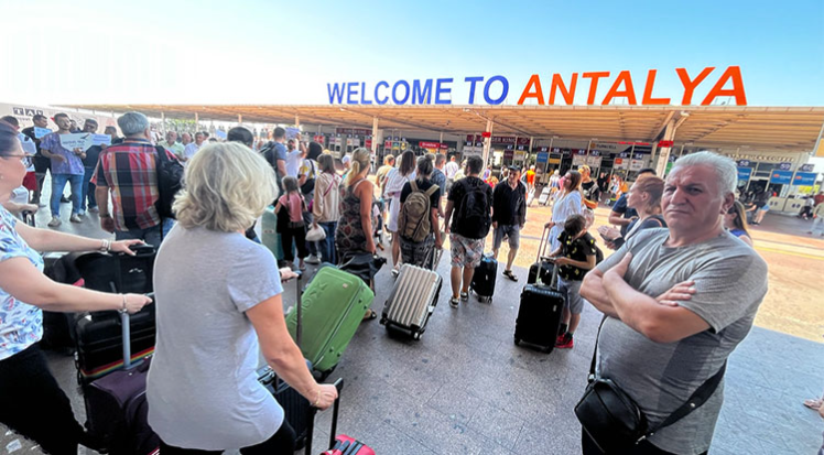 Antalya yılın ilk dört ayında 2 milyonu aşkın turist ağırladı
