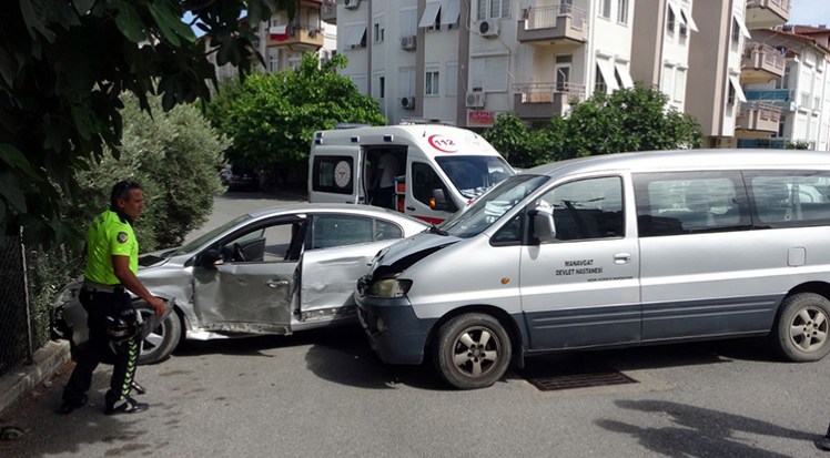 Manavgat'ta resmi araç ile otomobil çarpıştı