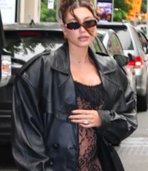 Hailey Bieber'dan karnı burnunda transparan pozlar