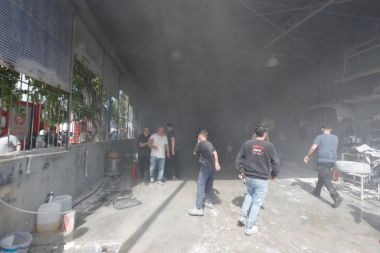 Boya atölyesinde yangın: 12 kişi dumandan etkilendi