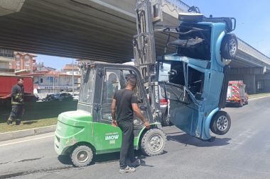 Devrilen araçtaki turistler forkliftle kurtarıldı