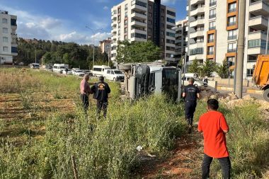 Hafriyat yüklü kamyon devrildi: 1 yaralı