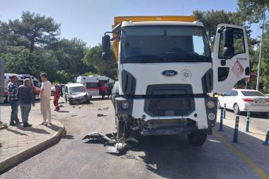 Kamyonet ile kamyon çarpıştı; 2 yaralı