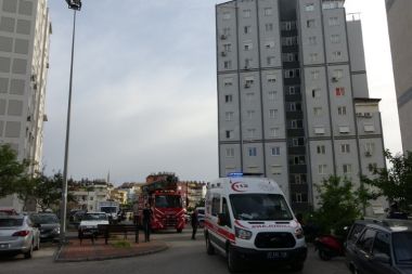 Manavgat’ta çatıya çıkan kadını polisler ikna etti