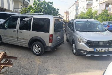 Manavgat'ta hafif ticari araç ile otomobil çarpıştı