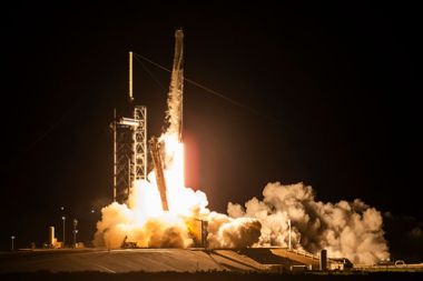 İlk özel uzay yürüyüşünü gerçekleştirecek ekip SpaceX roketi ile uzaya fırlatıldı