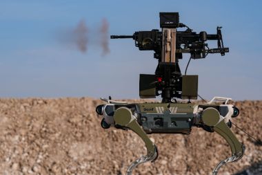 Silahlı robot köpek "Bars" keskin nişancı yarışmasında sahaya çıktı