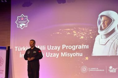 Astronot Alper Gezeravcı, Adana'da okul yöneticileriyle söyleşi yaptı