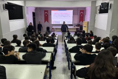 Antalya’da siber zorbalıkla mücadele eğitimleri sürüyor