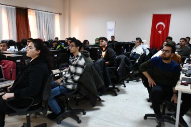 Batman'da üniversite öğrencilerine siber güvenlik eğitimi veriliyor.