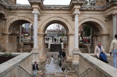 Hadrianus kapısı Antalya'nın simgesi halinde