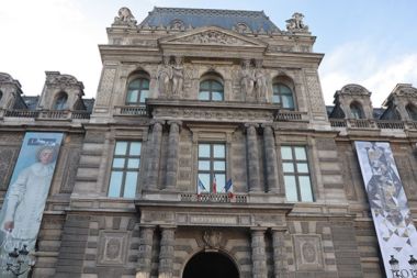 Louvre Müzesi büyük bir krizle karşı karşıya