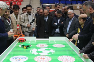 Öğrenciler, futbol oynayan robotlar geliştirdi
