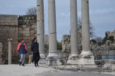 Perge Antik Kentinde ziyaretçi yoğunluğu