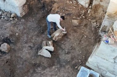 Perge Antik Kenti'nde beş heykel gün yüzüne çıkarıldı