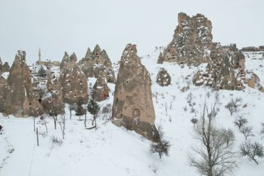 Karlar altındaki peribacaları havadan görüntülendi
