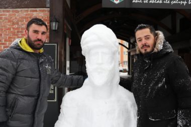 Âşık Ruhsati anısına ölüm yıl dönümünde kardan büstünü yaptılar