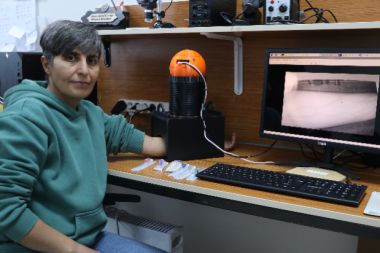 Enkaz altında kalanlardan etkilendi, damar yolu açma robotu geliştirdi