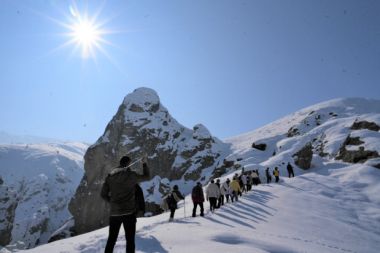 Doğaseverler, karla kaplı doğanın keyfini çıkardı