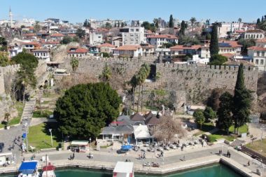 Kaleiçi surları çökme tehlikesiyle karşı karşıya