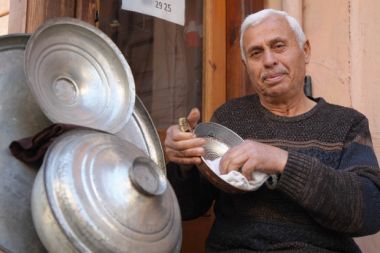 45 yıldır kalaycılık mesleğini sürdürüyor
