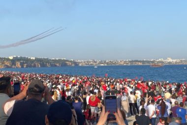 Türk Yıldızları'ndan '23 Nisan' resitali