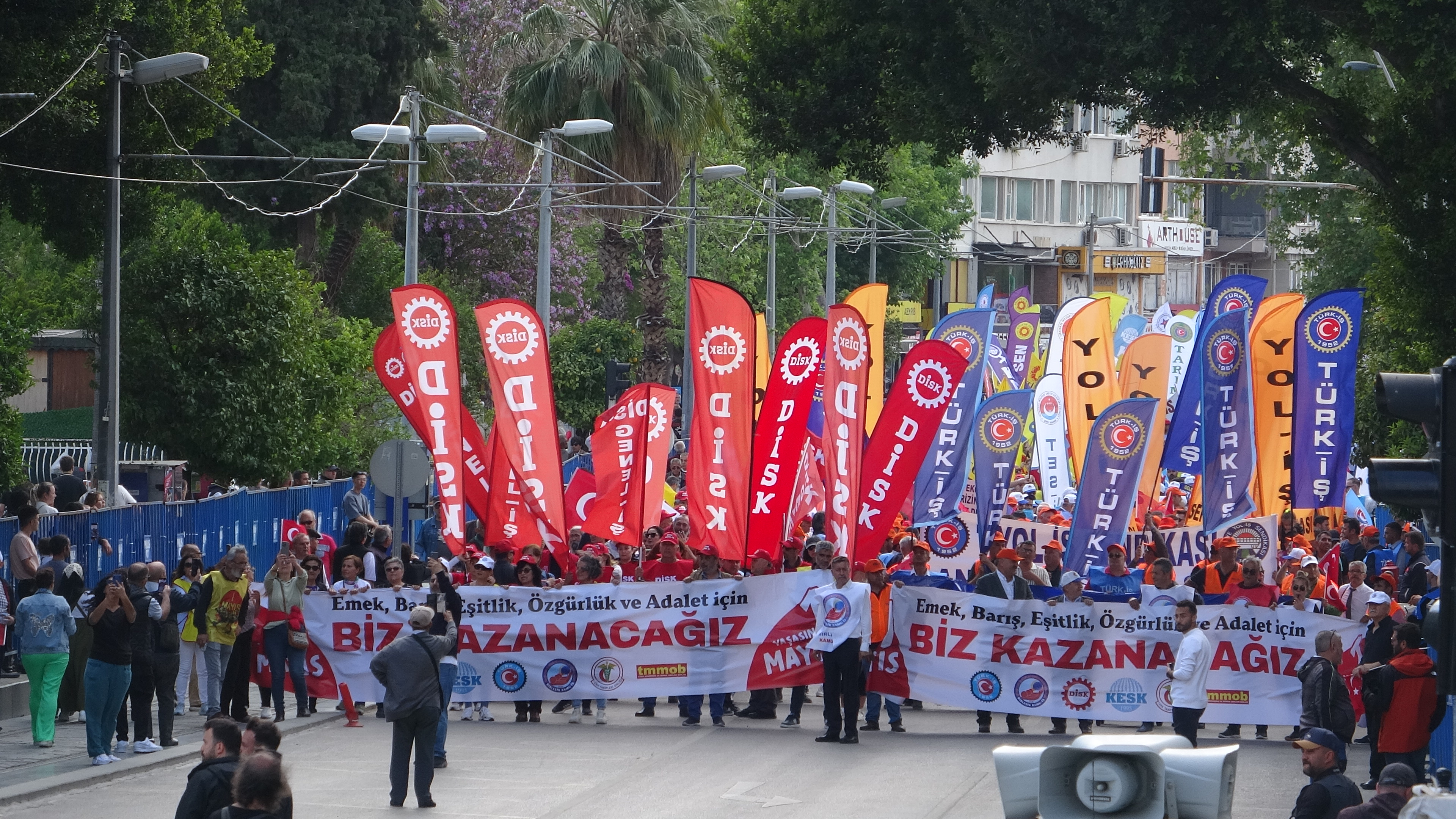 Antalya’da 1 Mayıs coşkuyla kutlandı