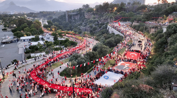 Antalya’da 19 Mayıs coşkusu fener alayıyla taçlandı