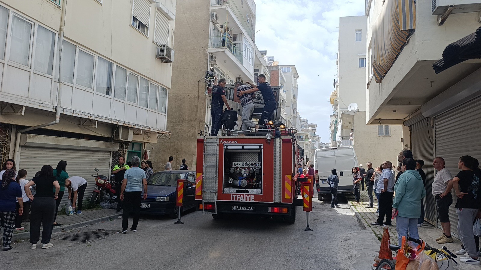 Antalya'da 4 katlı binada yangın paniği