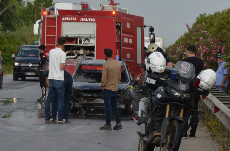 Antalya’da seyir halindeki otomobilde çıkan yangın kontrol altına alındı