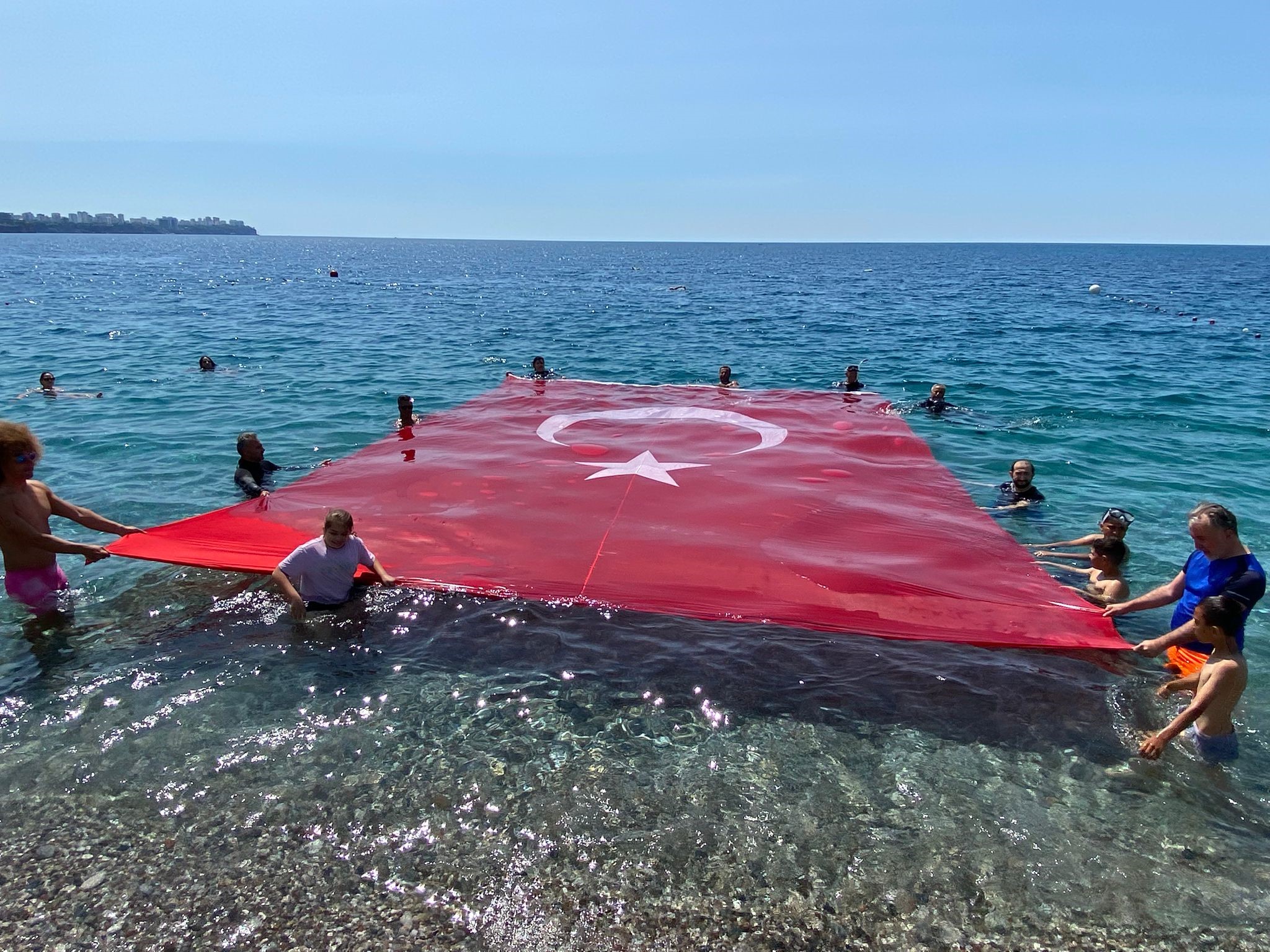 Denizde dev Türk bayrağı açtılar