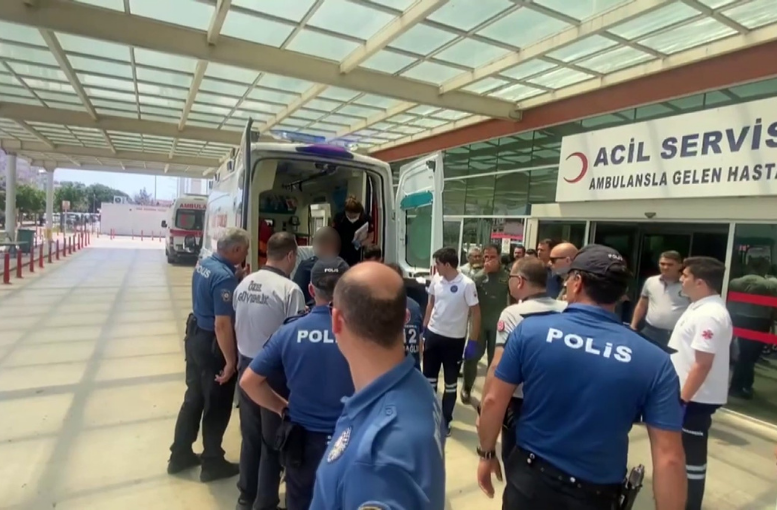 Denize inen helikopterdeki 4 personel Antalya'daki hastanelere kaldırıldı