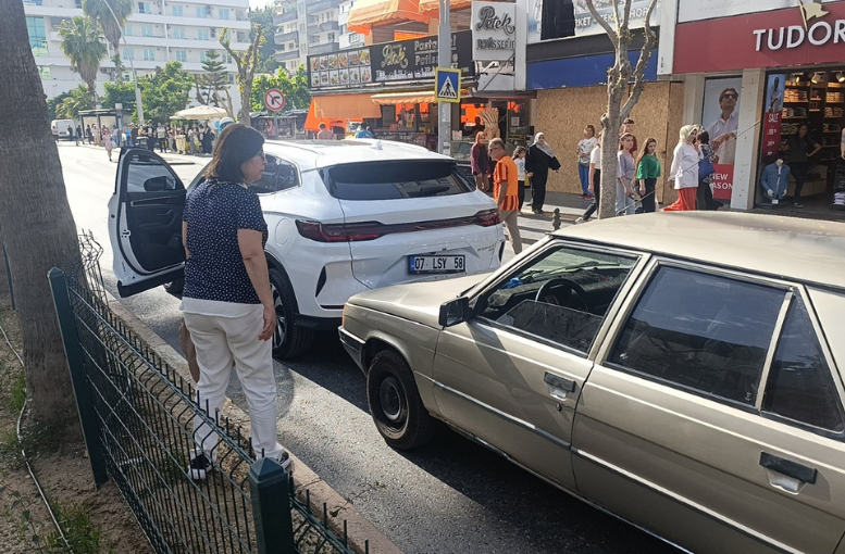 Ehliyetsiz ve alkollü sürücü, yeni alınan cipe çarptı