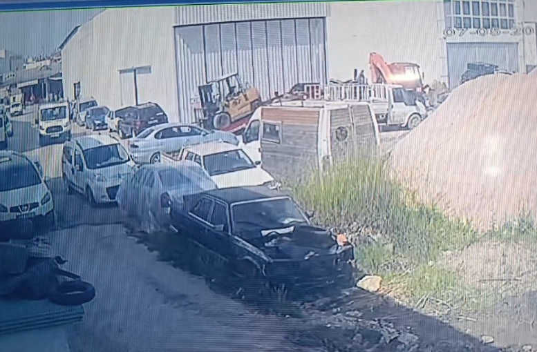 Forklift halatı kopunca park halindeki araca çarptı