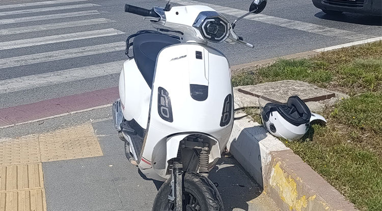 Geri manevra yapan otomobil, motosiklete çarptı