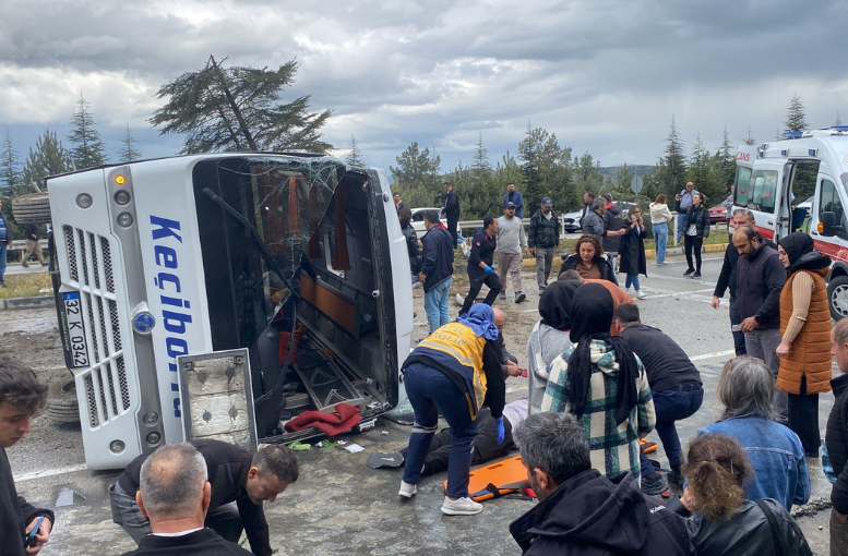 Isparta’da yolcu midibüsü devrildi: Çok sayıda yaralı var