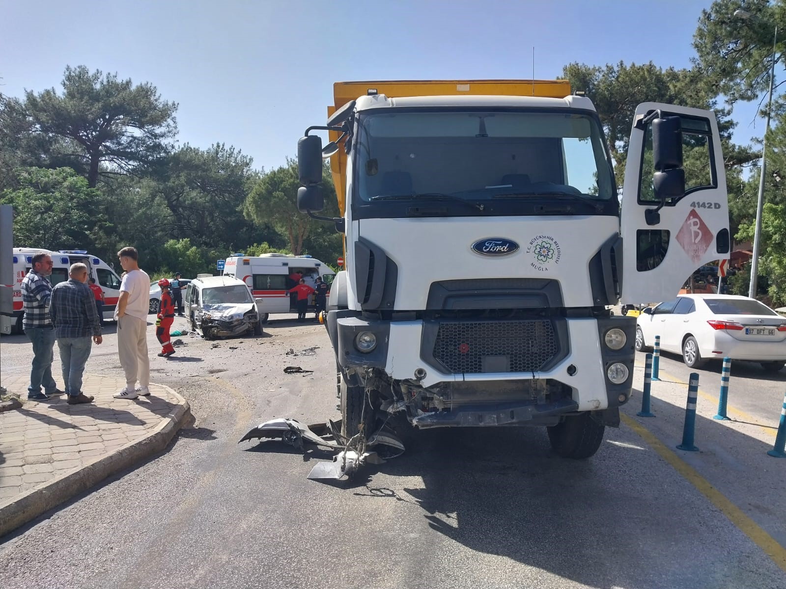 Kamyonet ile kamyon çarpıştı; 2 yaralı