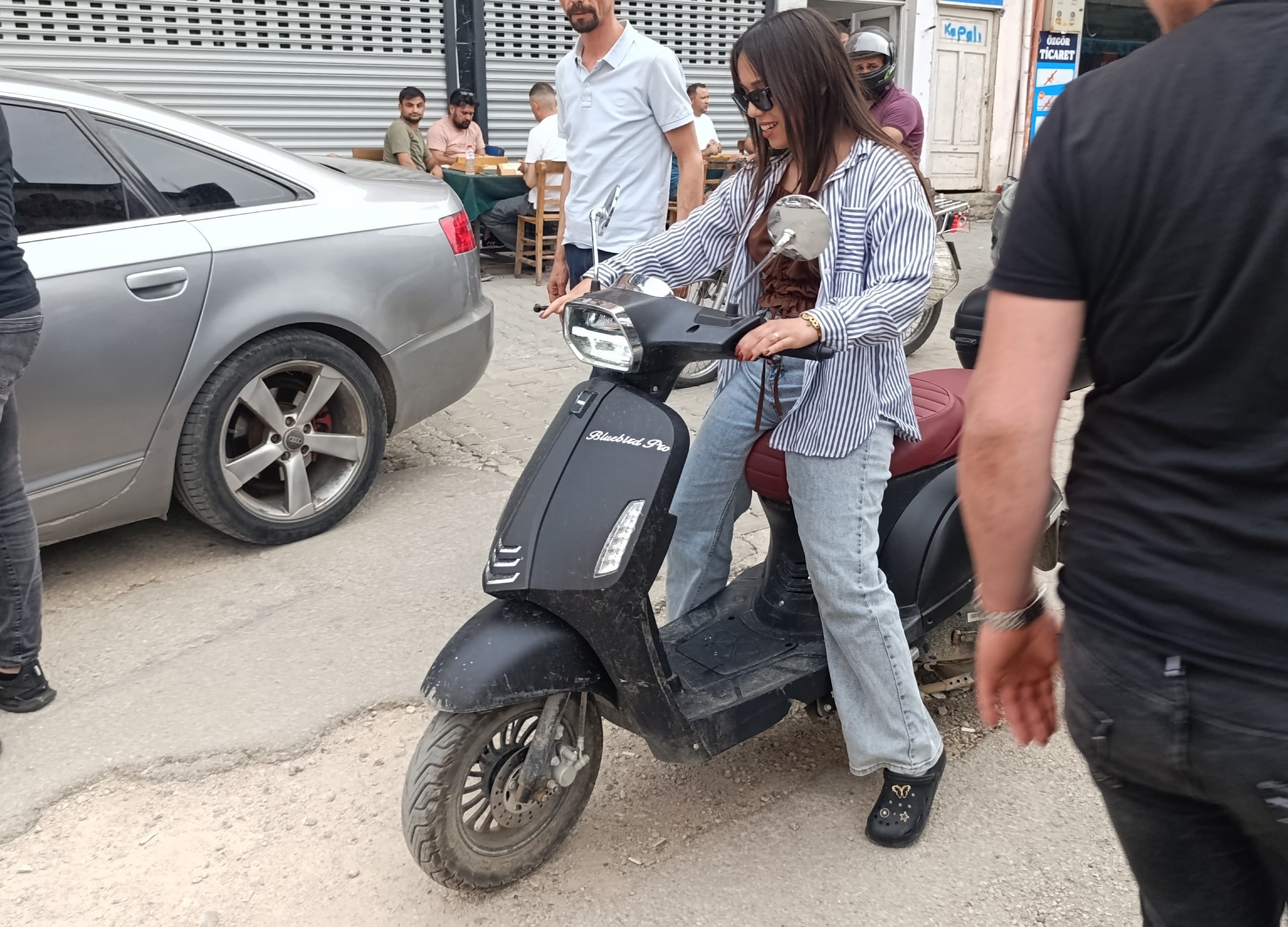 Kamyonun altında kalmaktan son anda kurtuldu