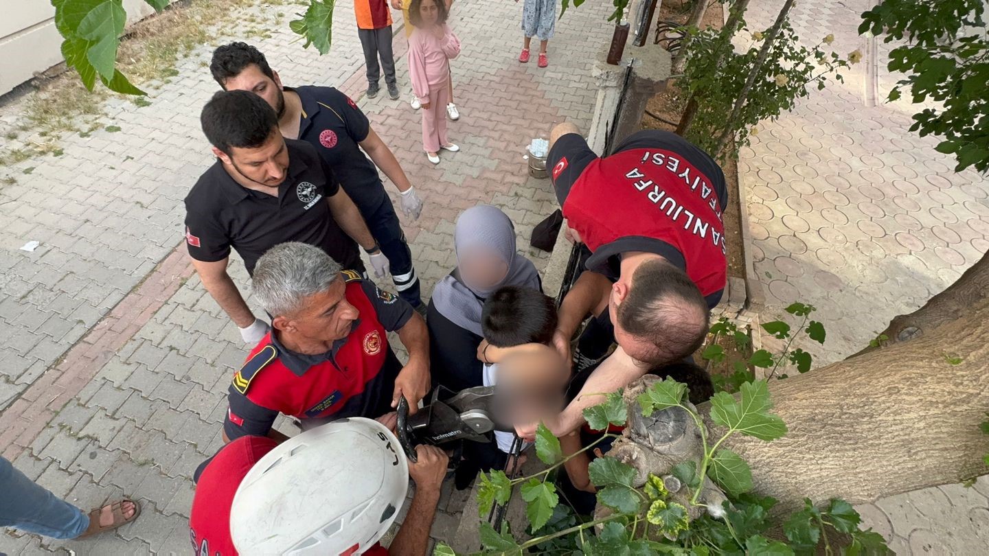 Koluna demir korkuluk saplanan çocuğu itfaiye kurtardı
