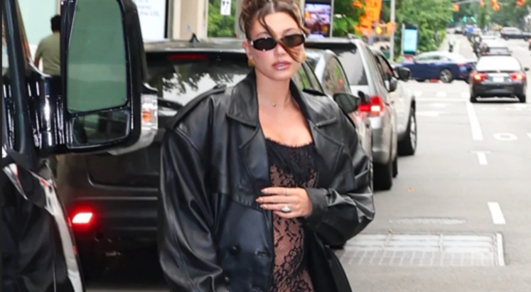 Hailey Bieber'dan karnı burnunda transparan pozlar