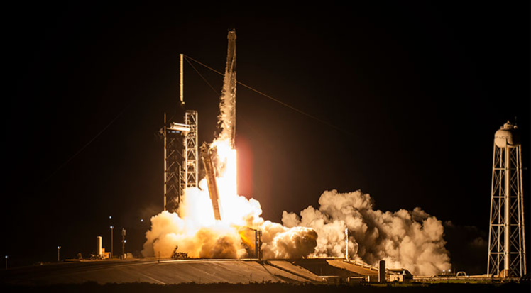 İlk özel uzay yürüyüşünü gerçekleştirecek ekip SpaceX roketi ile uzaya fırlatıldı
