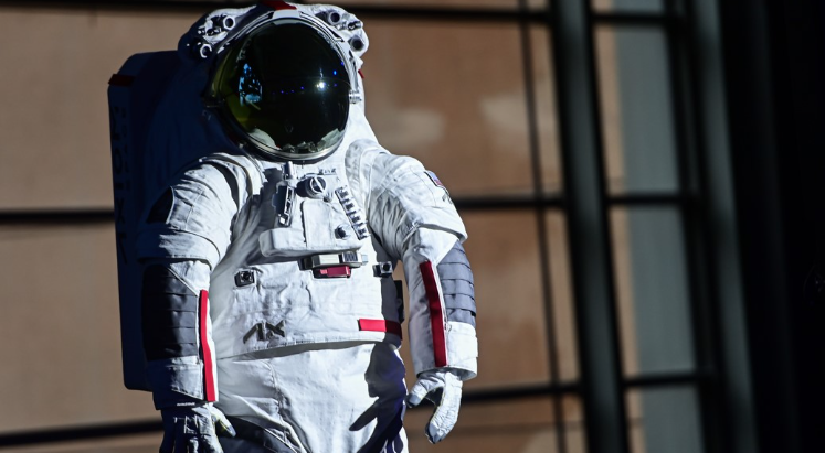 Artemis III Ay görevi için tasarlanan yeni uzay kıyafetleri tanıtıldı
