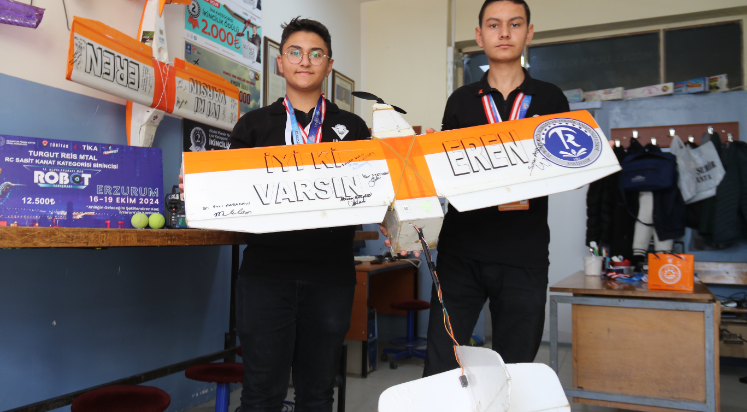 Eren Bülbül'ün ismini göklere yazarak dünya 1'incisi oldular