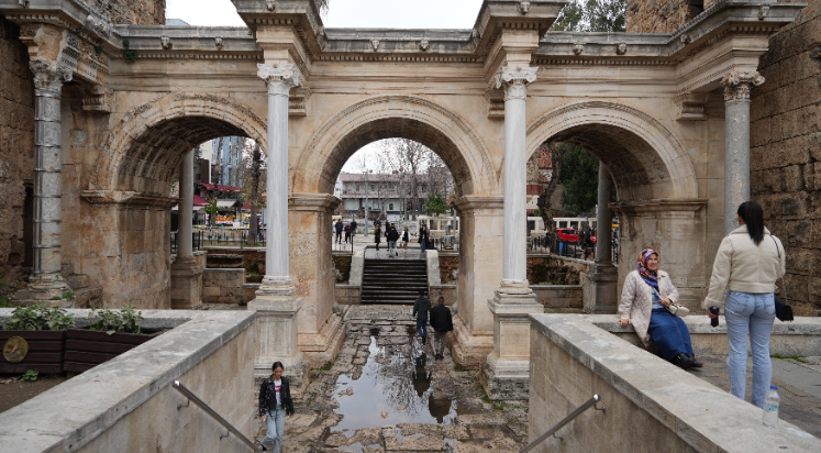 Hadrianus kapısı Antalya'nın simgesi halinde
