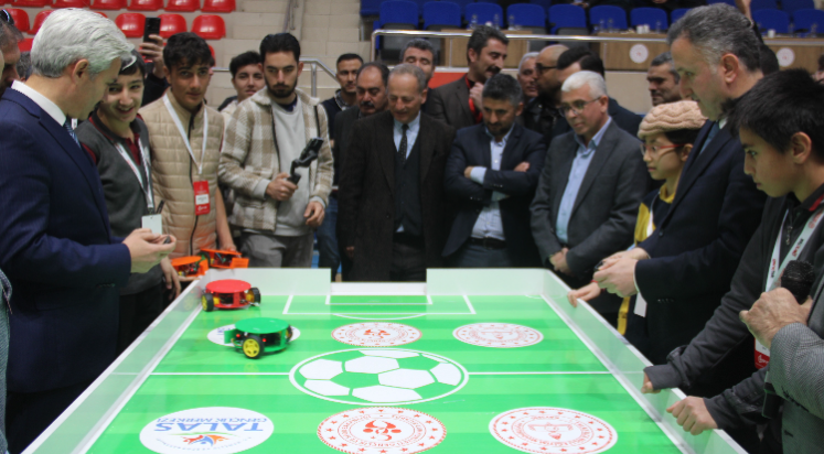 Öğrenciler, futbol oynayan robotlar geliştirdi