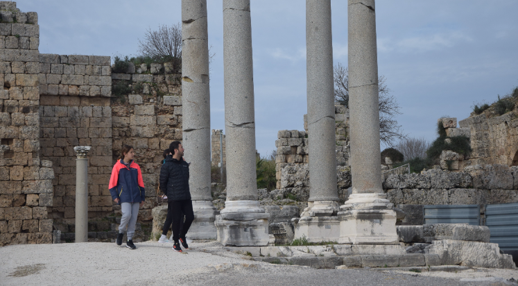 Perge Antik Kentinde ziyaretçi yoğunluğu