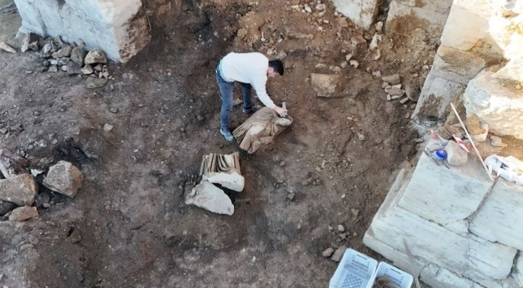 Perge Antik Kenti'nde beş heykel gün yüzüne çıkarıldı