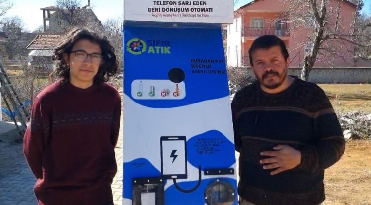 Baba ile oğlu telefon şarj eden geri dönüşüm otomatı yaptı
