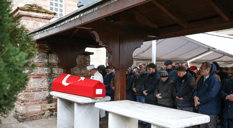 Usta oyuncu Gümüşkaya son yolculuğuna uğurlandı