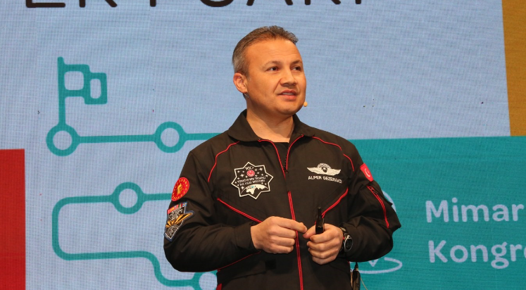 Alper Gezeravcı GÜNKAF 2025'te gençlerle buluştu